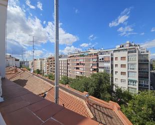 Vista exterior de Àtic de lloguer en  Madrid Capital amb Aire condicionat i Terrassa