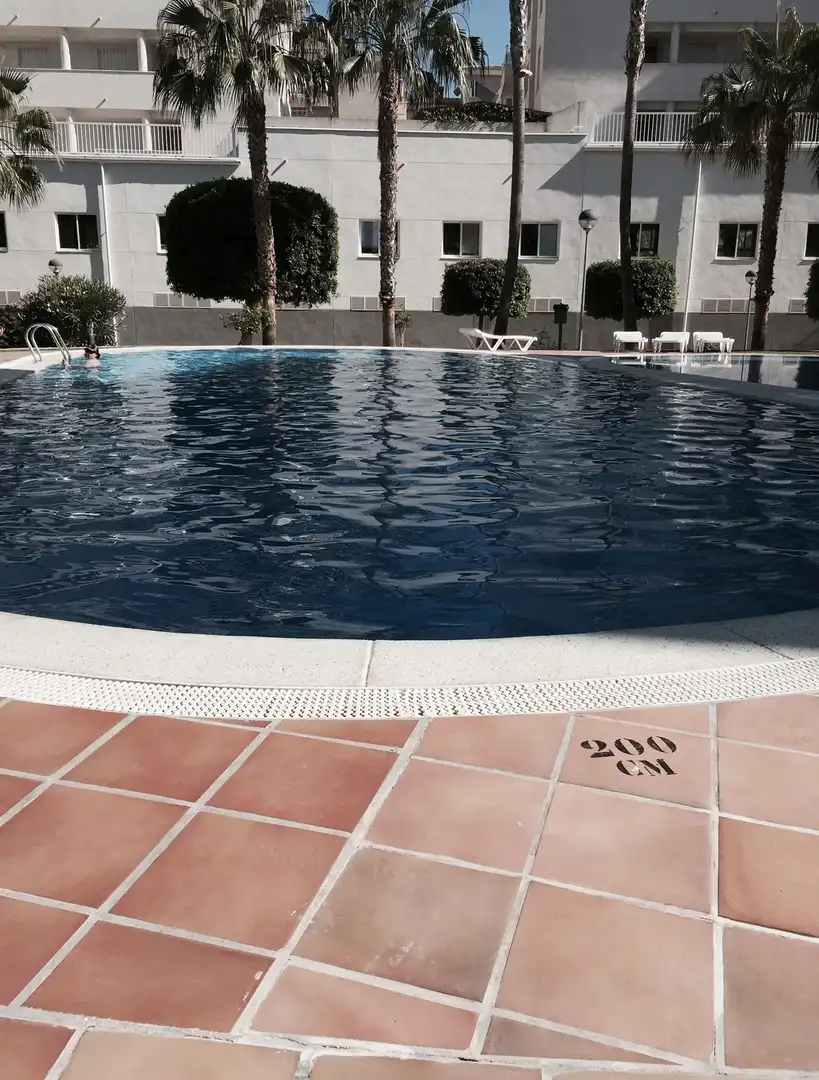 Piscina de Piso de alquiler en L'Alfàs del Pi con Aire acondicionado, Jardín privado y Terraza