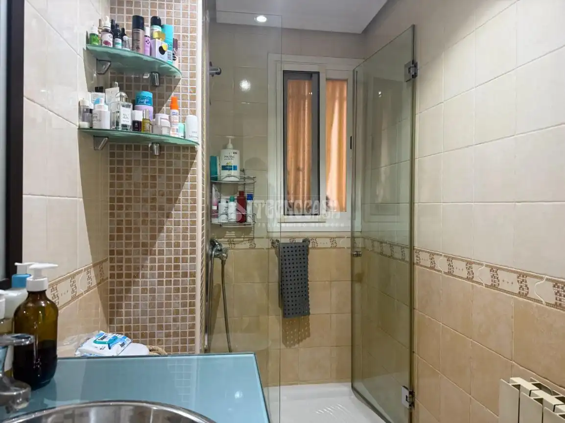 Badezimmer von Wohnung zum Verkauf in Madrid mit Klimaanlage und Heizung