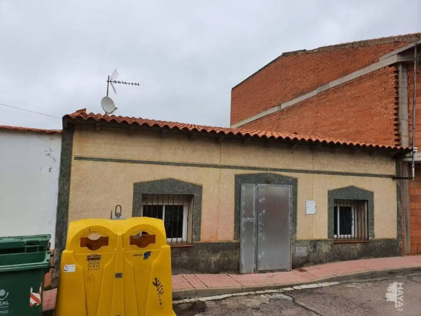 Vista exterior de Casa adosada en venta en Porzuna con Calefacción