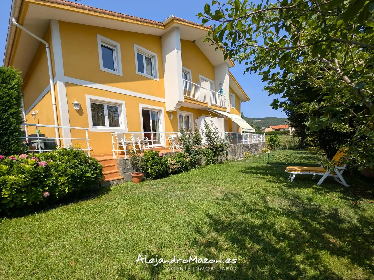 Außenansicht von Einfamilien-Reihenhaus zum Verkauf in Castro-Urdiales mit Heizung, Privatgarten und Terrasse