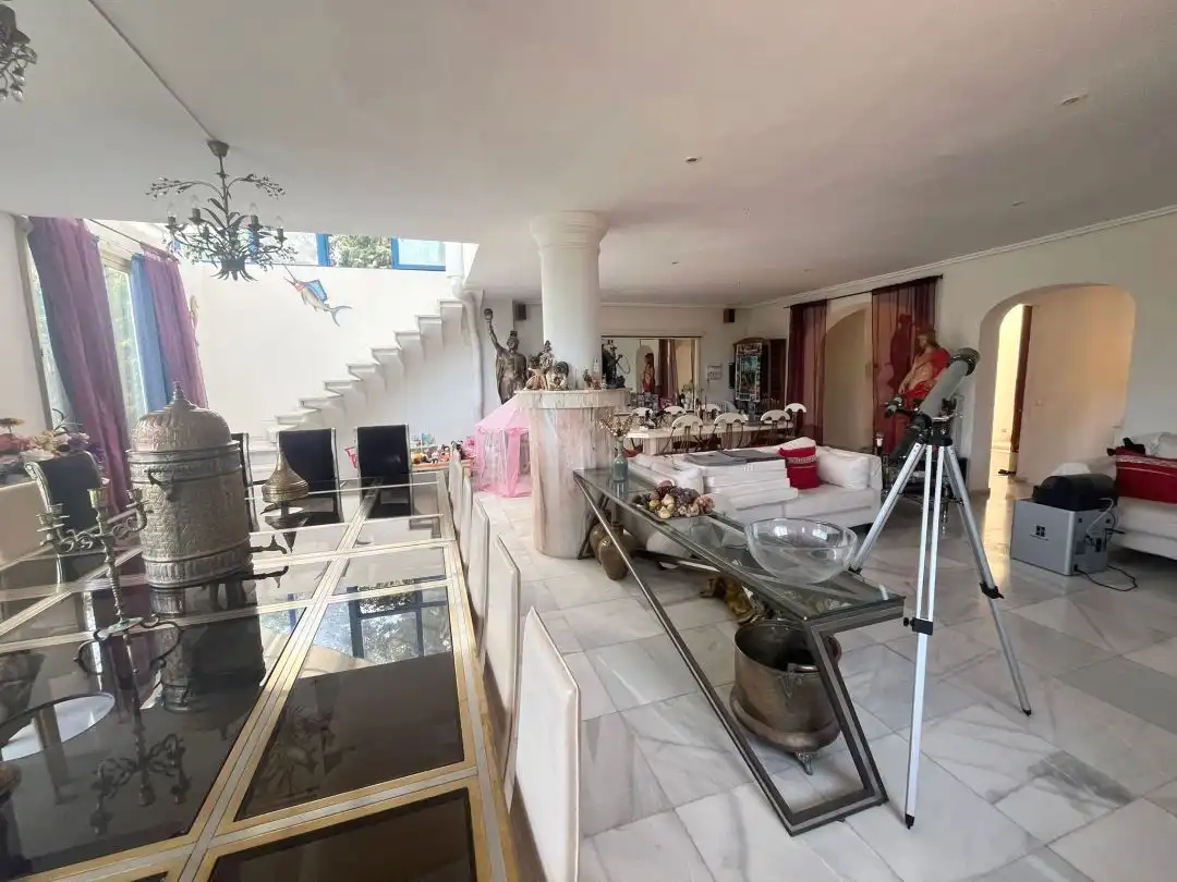Sala de estar de Casa o chalet en venta en Marbella con Aire acondicionado, Calefacción y Jardín privado
