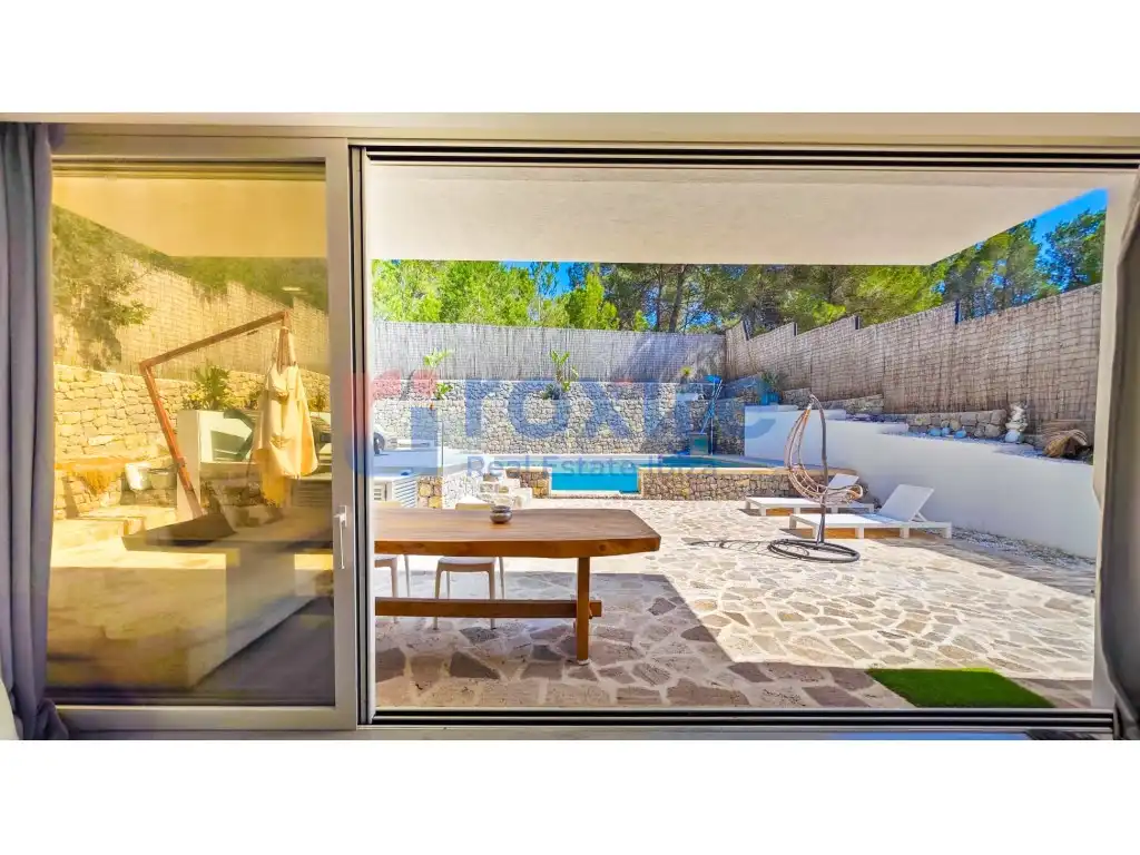 Vista exterior de Casa o xalet en venda en Santa Eulària des Riu amb Aire condicionat, Jardí privat i Terrassa