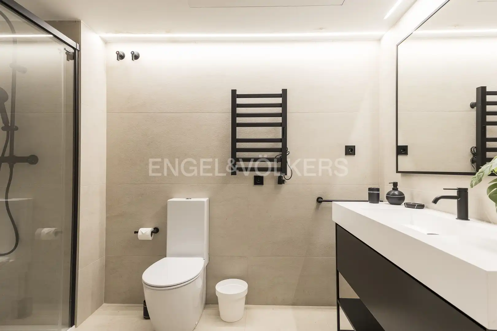 Badezimmer von Wohnung zur Miete in Barcelona mit Klimaanlage, Heizung und Parkett