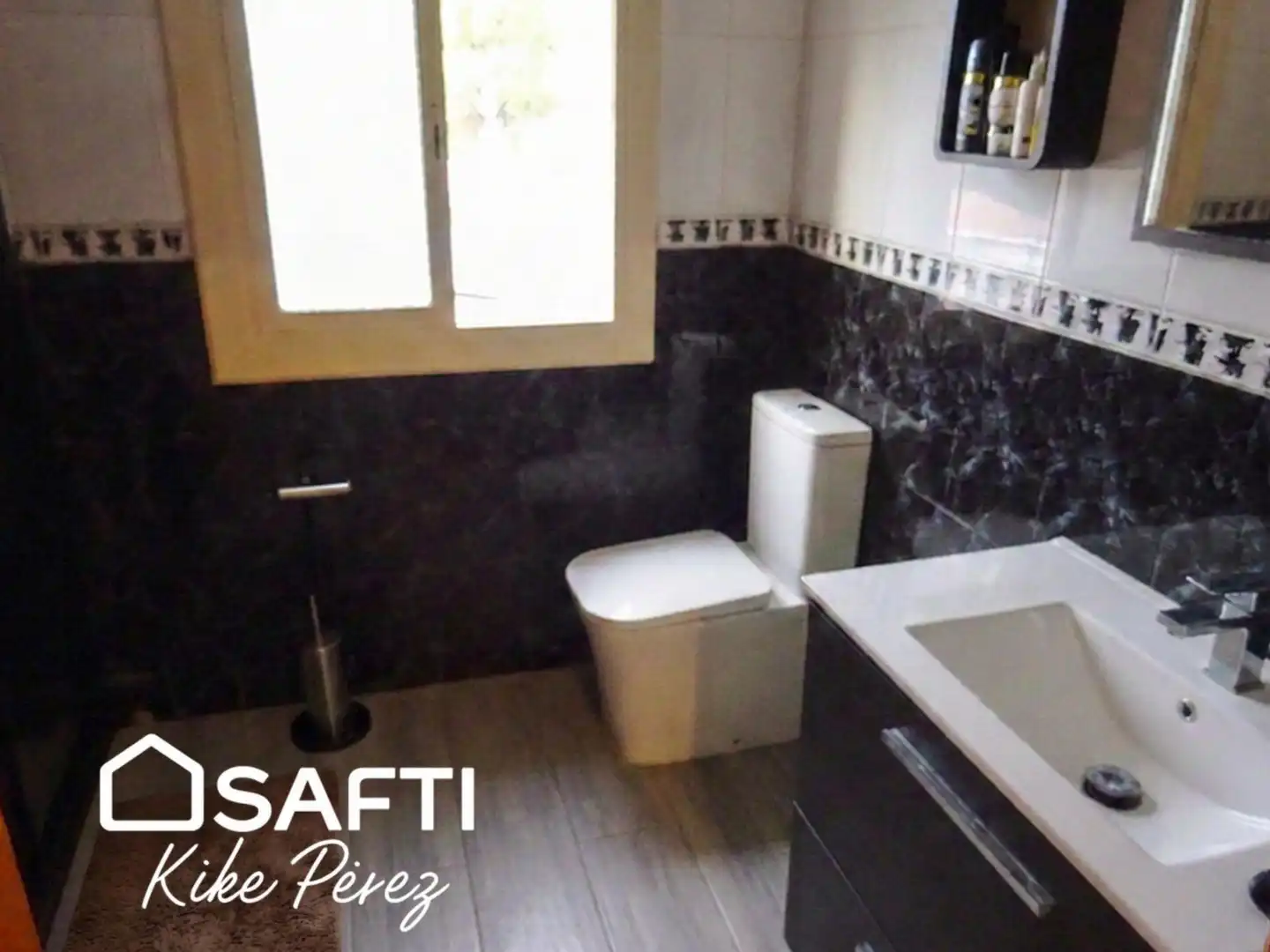 Bany de Casa o xalet en venda en Rubí amb Terrassa, Piscina i Moblat