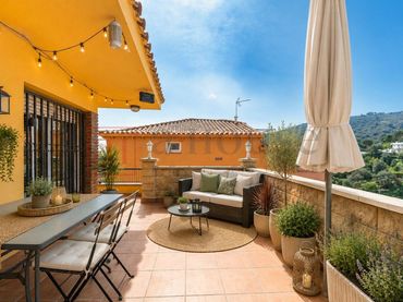 Casa amb balcó en venda a Carrer canovelles