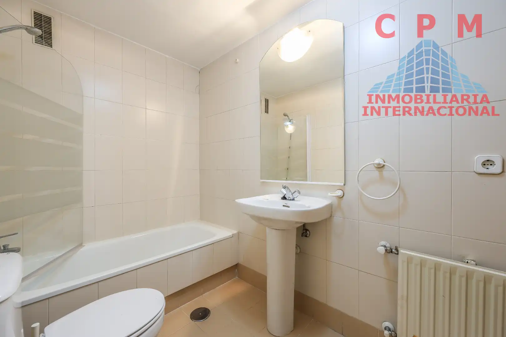 Bathroom of Flat for rent in Madrid  with Air Conditioner, Heating and Parquet flooring