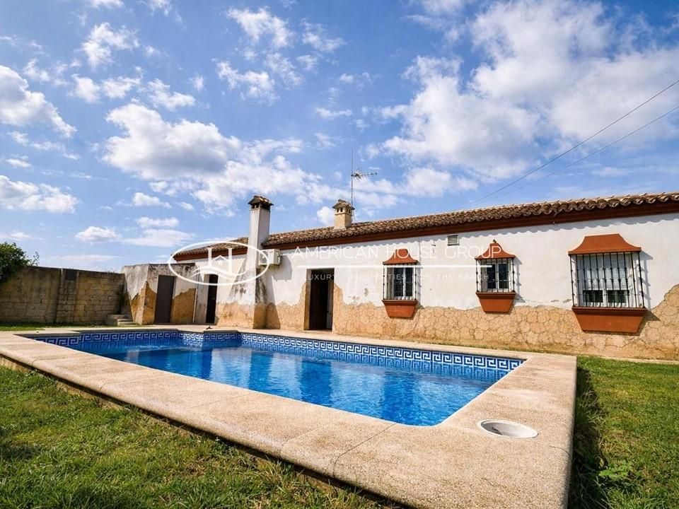 Vista exterior de Casa o xalet en venda en Chiclana de la Frontera amb Aire condicionat, Jardí privat i Piscina
