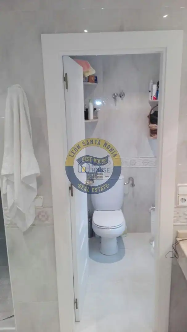 Baño de Casa o chalet en venta en Valdefresno con Calefacción, Jardín privado y Parquet