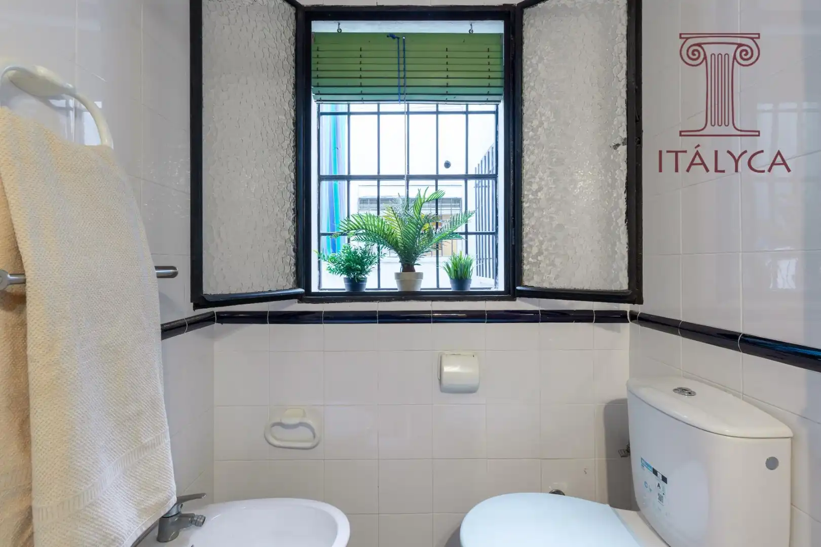 Bathroom of Flat for sale in Sevilla  with Air Conditioner and Terrace