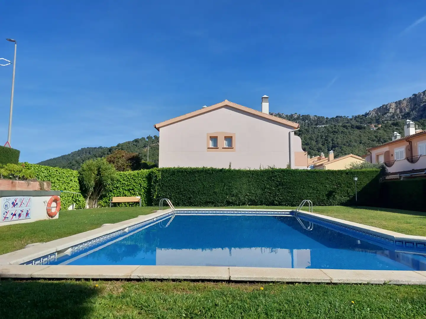 Schwimmbecken von Einfamilien-Reihenhaus zum Verkauf in L'Estartit mit Klimaanlage, Heizung und Terrasse