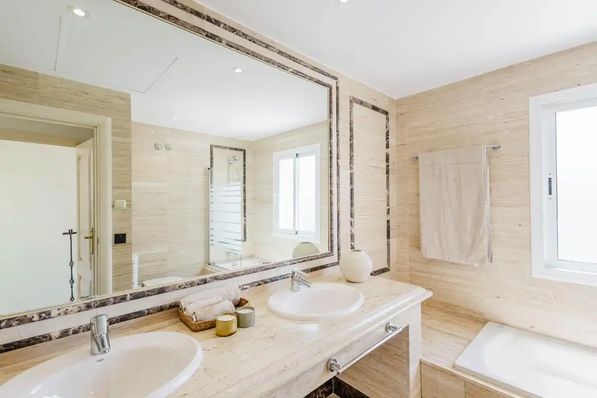 Baño de Dúplex en venta en Marbella con Aire acondicionado, Calefacción y Jardín privado
