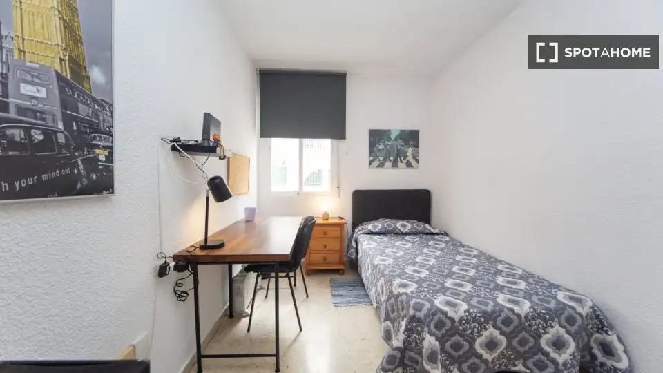 Habitación de Piso de alquiler en Granada con Aire acondicionado, Calefacción y Amueblado