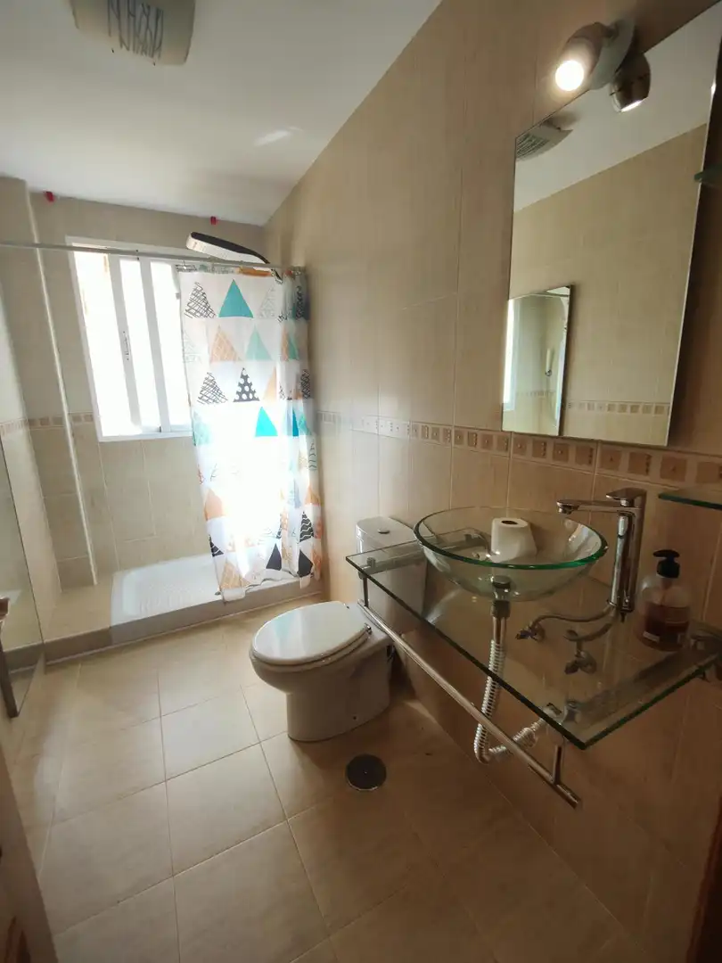 Badezimmer von Dachboden zum Verkauf in Las Gabias mit Heizung und Terrasse