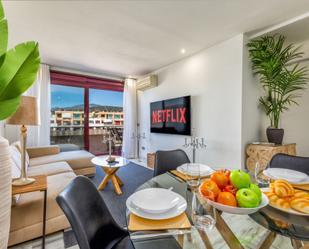 Sala d'estar de Dúplex en venda en Benahavís amb Aire condicionat, Terrassa i Traster