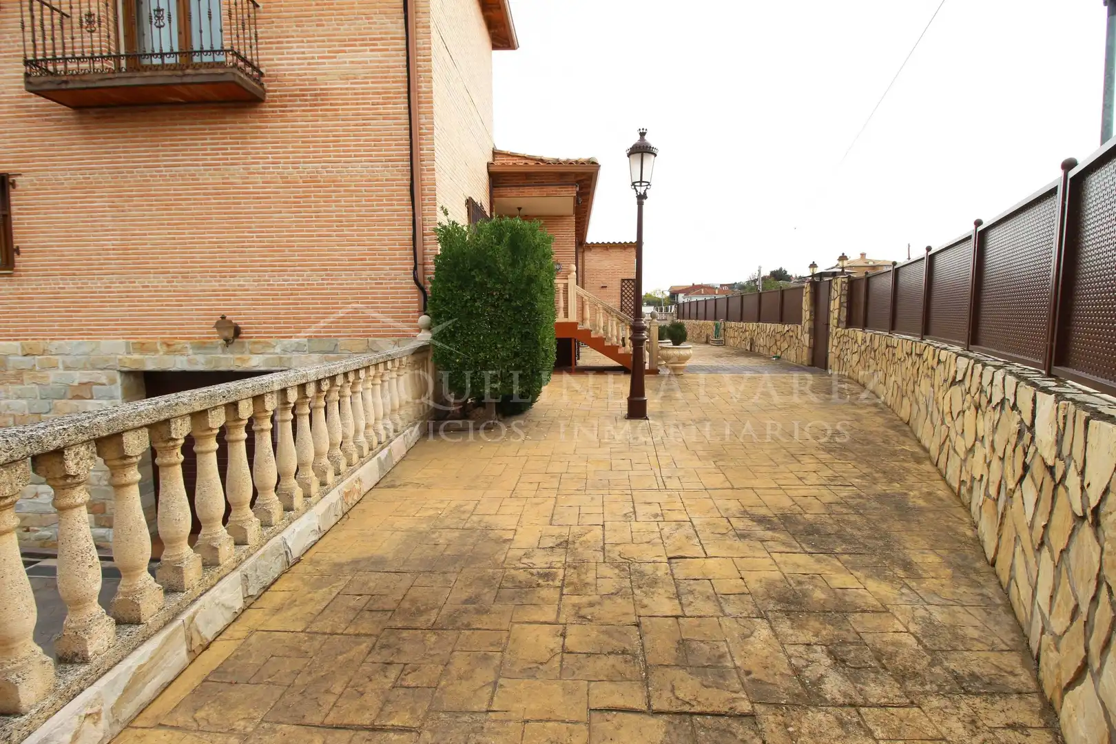 Vista exterior de Casa o xalet en venda en Yeles amb Calefacció, Jardí privat i Piscina