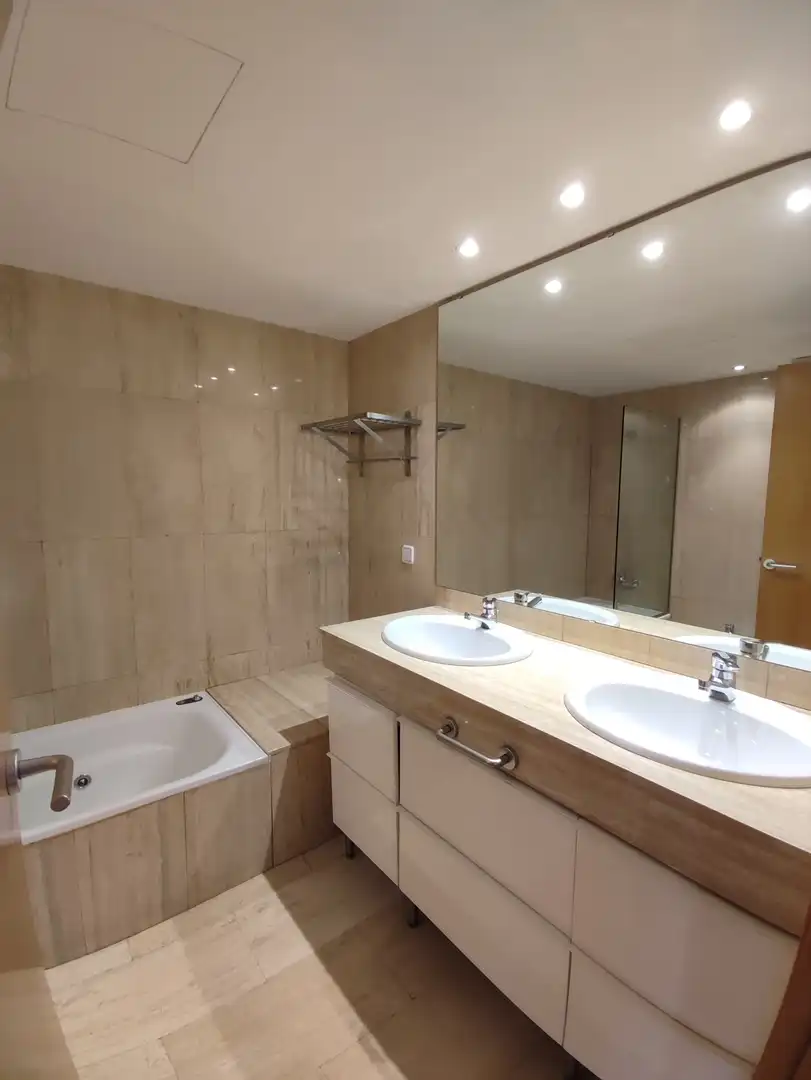 Badezimmer von Maisonette zur Miete in Girona mit Klimaanlage, Heizung und Terrasse