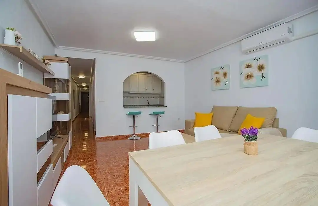 Sala de estar de Apartamento de alquiler en Torrevieja con Aire acondicionado, Amueblado y Internet