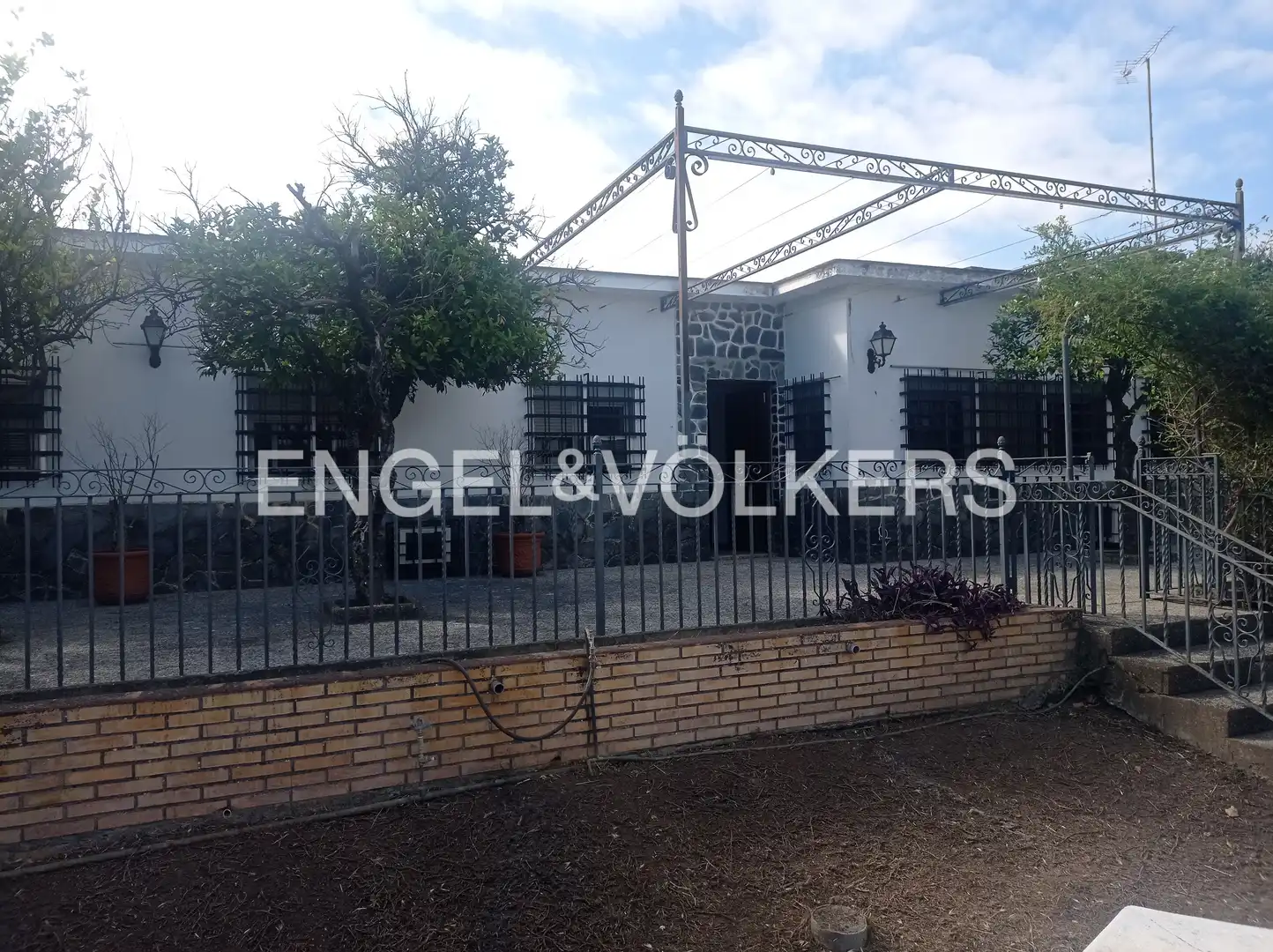 Vista exterior de Casa o chalet en venta en Dos Hermanas con Calefacción, Jardín privado y Terraza