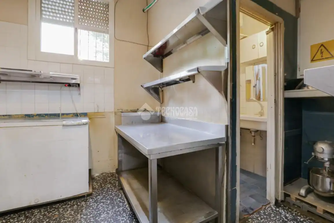 Cuina de Local en venda en L'Hospitalet de Llobregat amb Aire condicionat