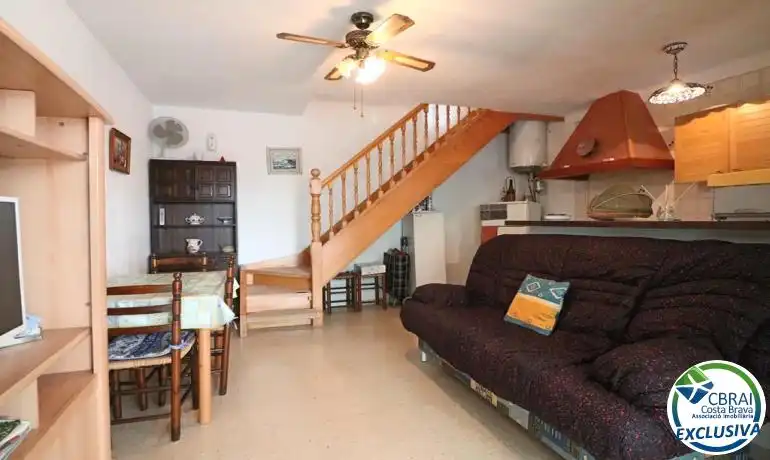 Sala de estar de Casa adosada en venta en Empuriabrava con Jardín privado, Amueblado y Piscina comunitaria
