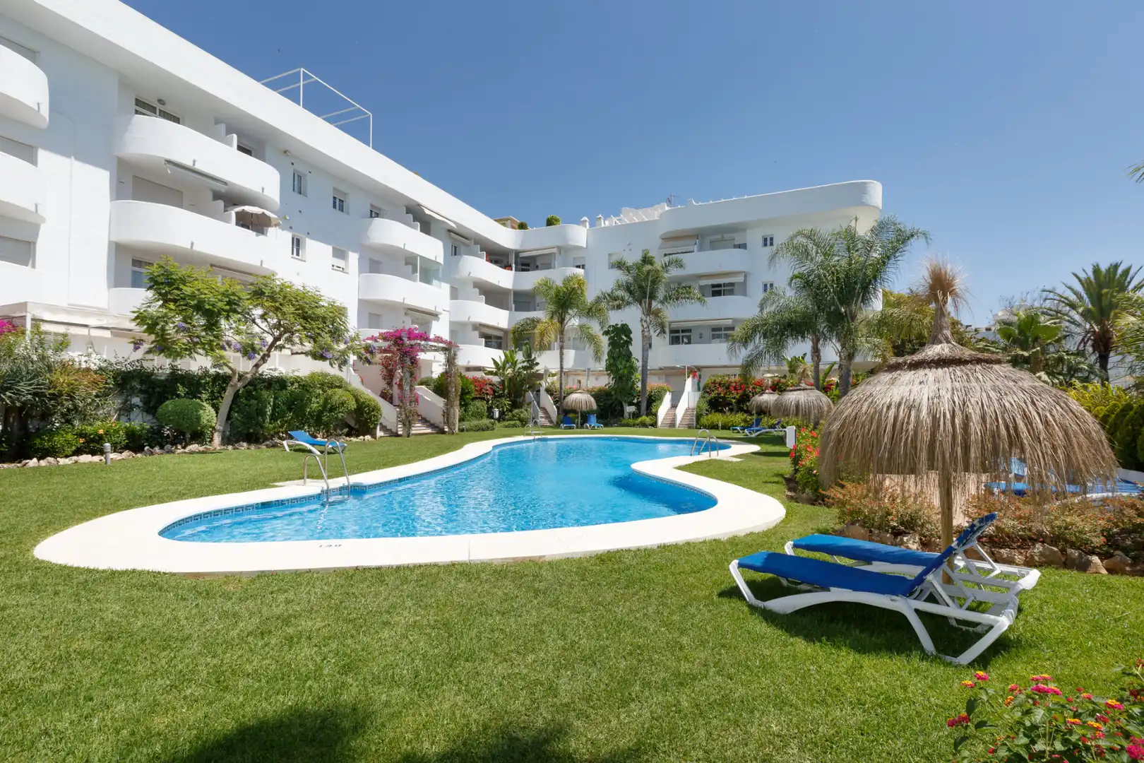 Vista exterior de Àtic en venda en Marbella amb Aire condicionat, Calefacció i Terrassa