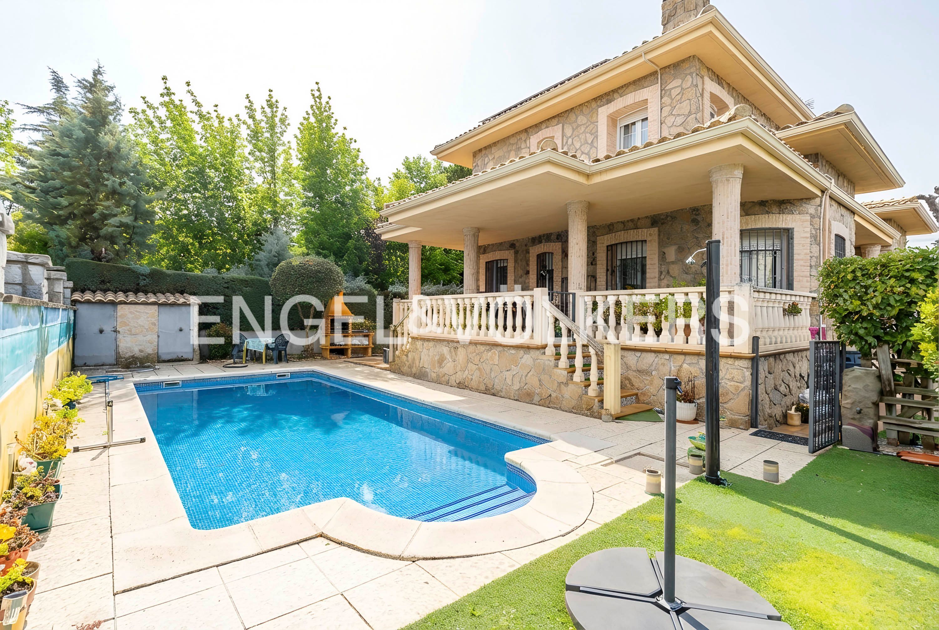 Vista exterior de Casa o xalet en venda en Guadarrama amb Aire condicionat, Calefacció i Jardí privat