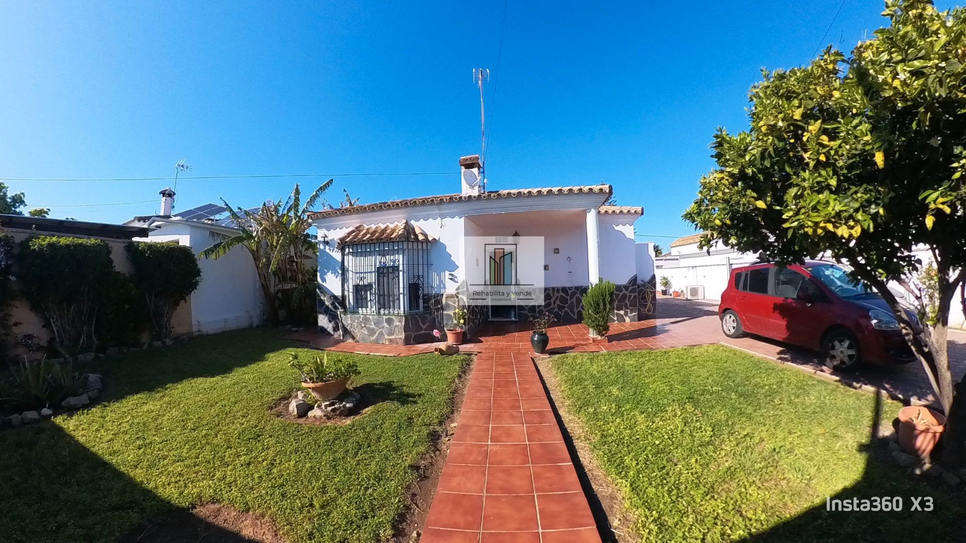 Vista exterior de Casa o xalet en venda en Chiclana de la Frontera amb Aire condicionat, Jardí privat i Terrassa