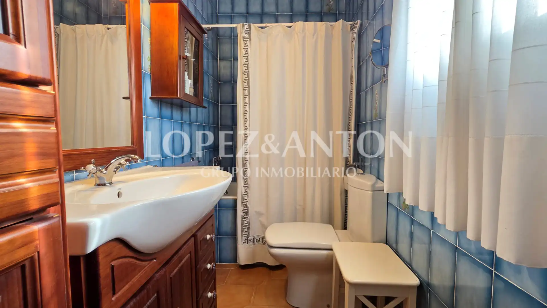 Bathroom of Houses for sale in L'Eliana  with Air Conditioner, Private garden and Terrace