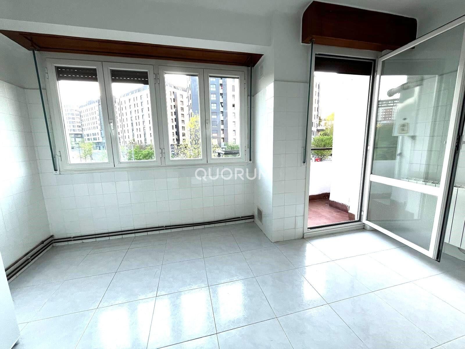 Habitación de Piso en venta en Bilbao  con Calefacción, Terraza y Balcón