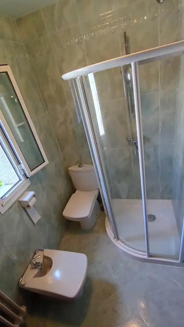Baño de Piso de alquiler en Teo con Amueblado, Horno y Lavadora
