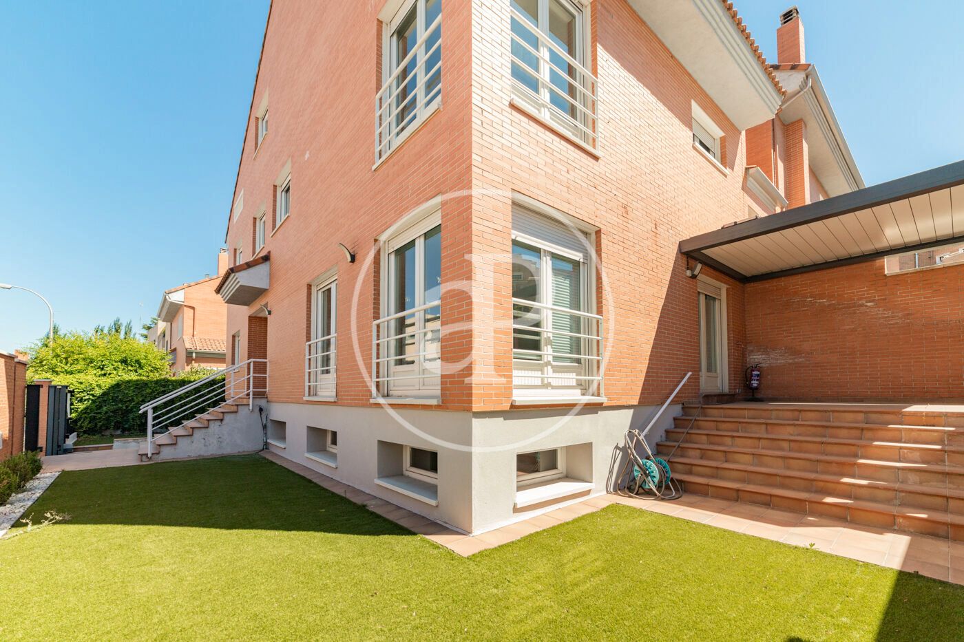 Vista exterior de Casa o xalet de lloguer en  Madrid Capital amb Aire condicionat, Calefacció i Jardí privat