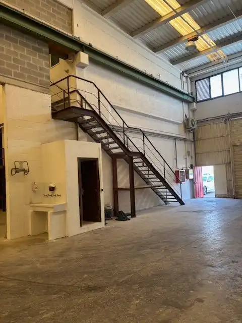 Fabrikhallen zur Miete in Loiu