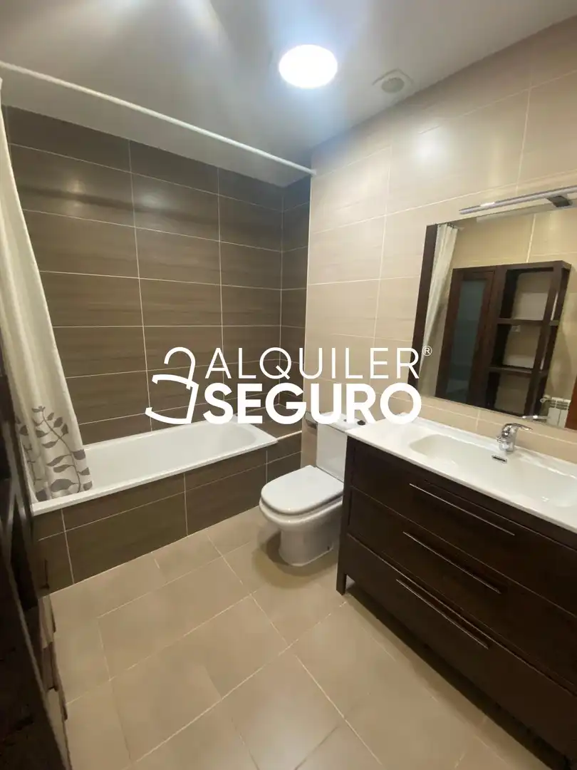 Baño de Piso de alquiler en Horche con Calefacción y Terraza