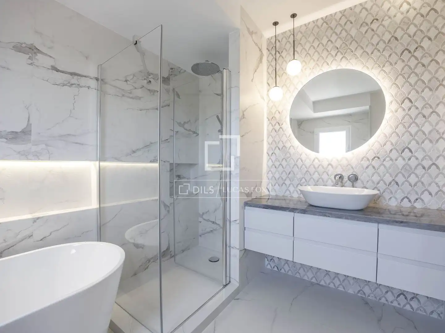 Bathroom of Attic for rent in Valencia  with Air Conditioner, Heating and Parquet flooring