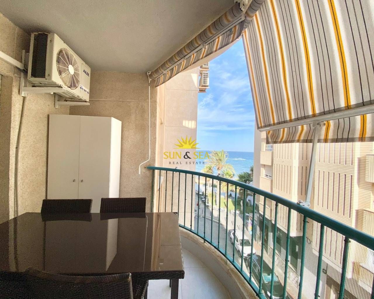 Dormitori de Apartament de lloguer en Torrevieja amb Aire condicionat, Calefacció i Terrassa