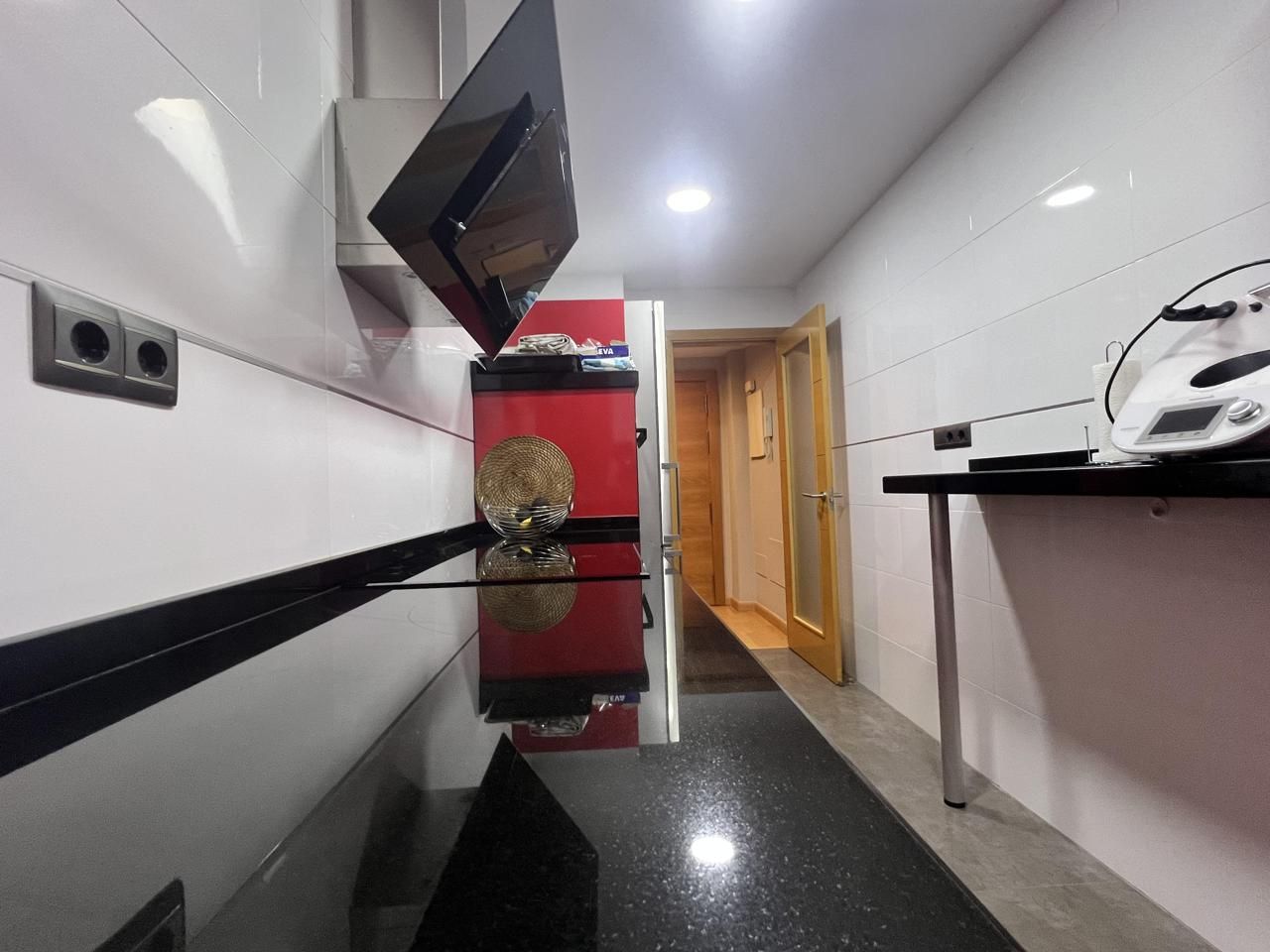 Cuina de Àtic de lloguer en Benalmádena amb Aire condicionat, Terrassa i Moblat