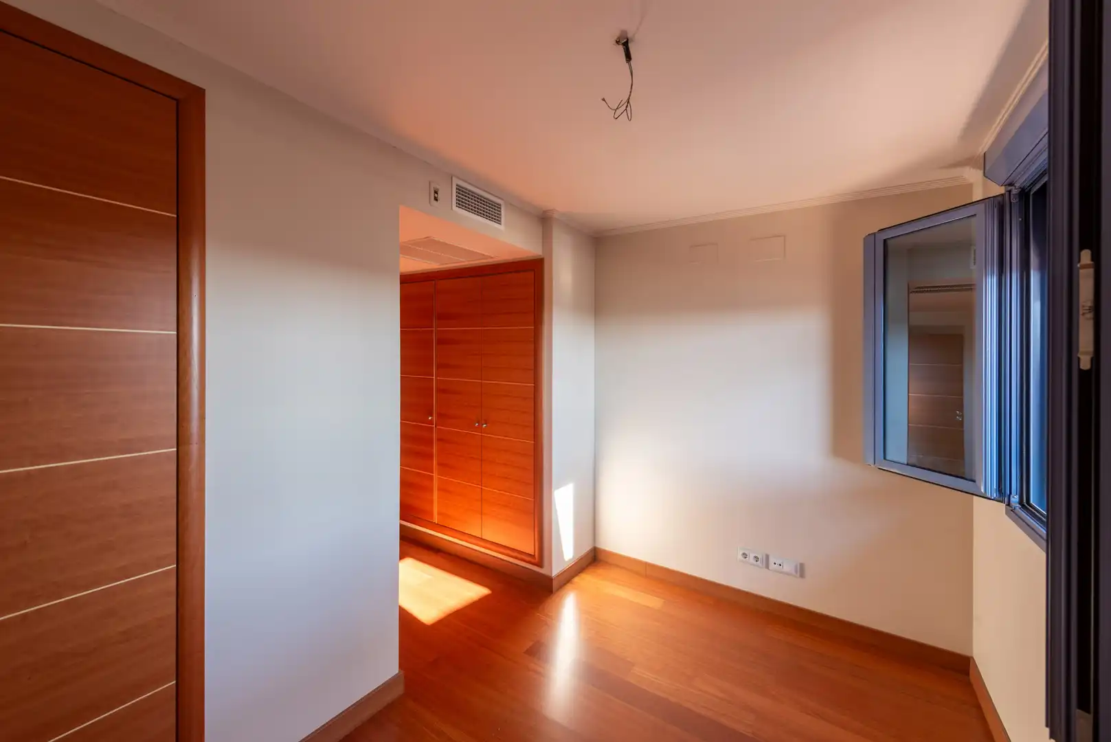 Bedroom of Attic for sale in Sevilla  with Air Conditioner, Heating and Parquet flooring