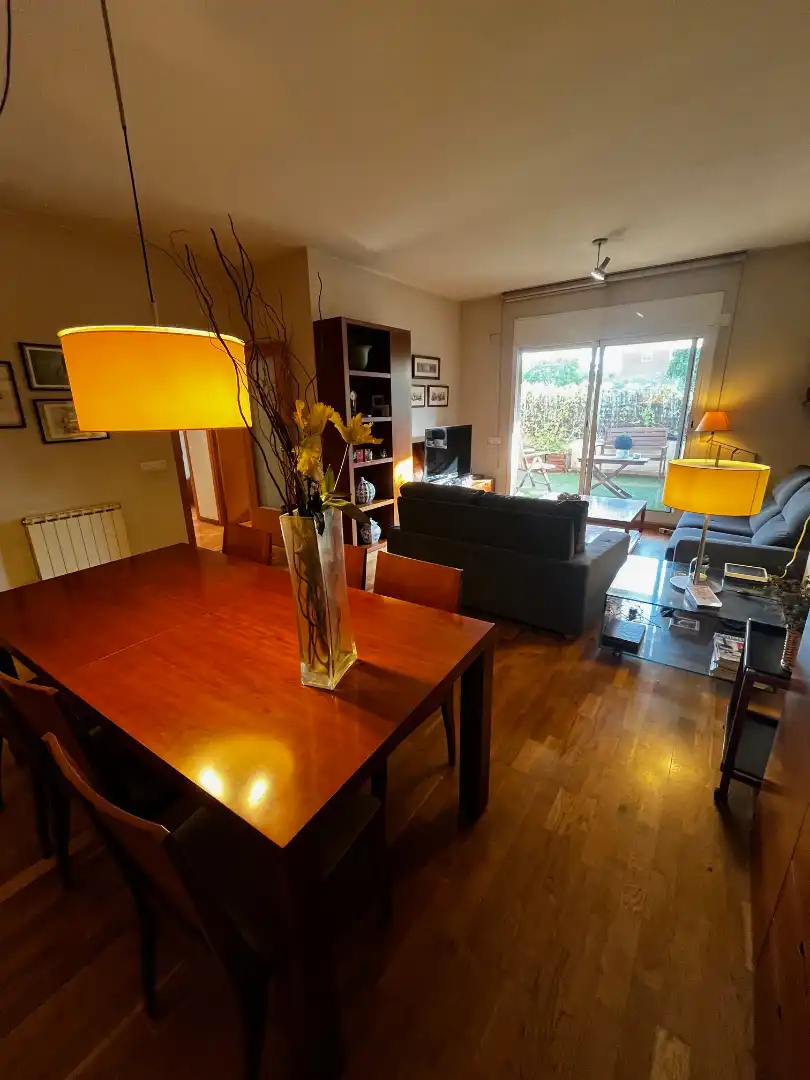 Sala d'estar de Planta baixa en venda en Sant Cugat del Vallès amb Aire condicionat, Calefacció i Jardí privat