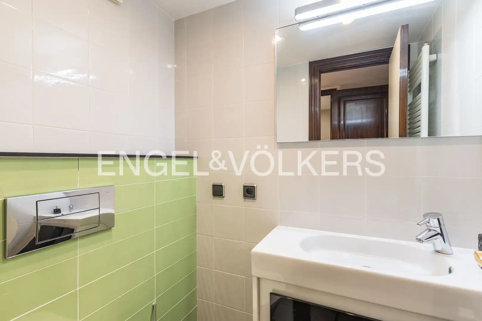 Bany de Pis de lloguer en Barcelona amb Calefacció, Parquet i Piscina