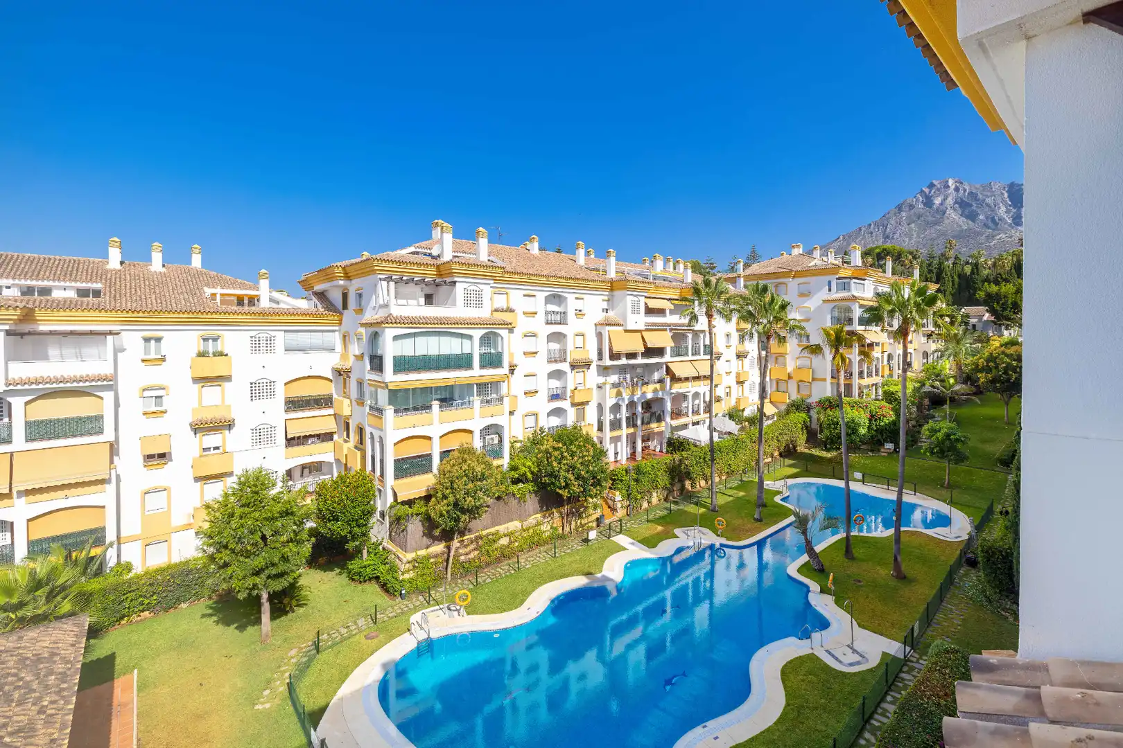Vista exterior de Àtic en venda en Marbella amb Aire condicionat, Calefacció i Terrassa