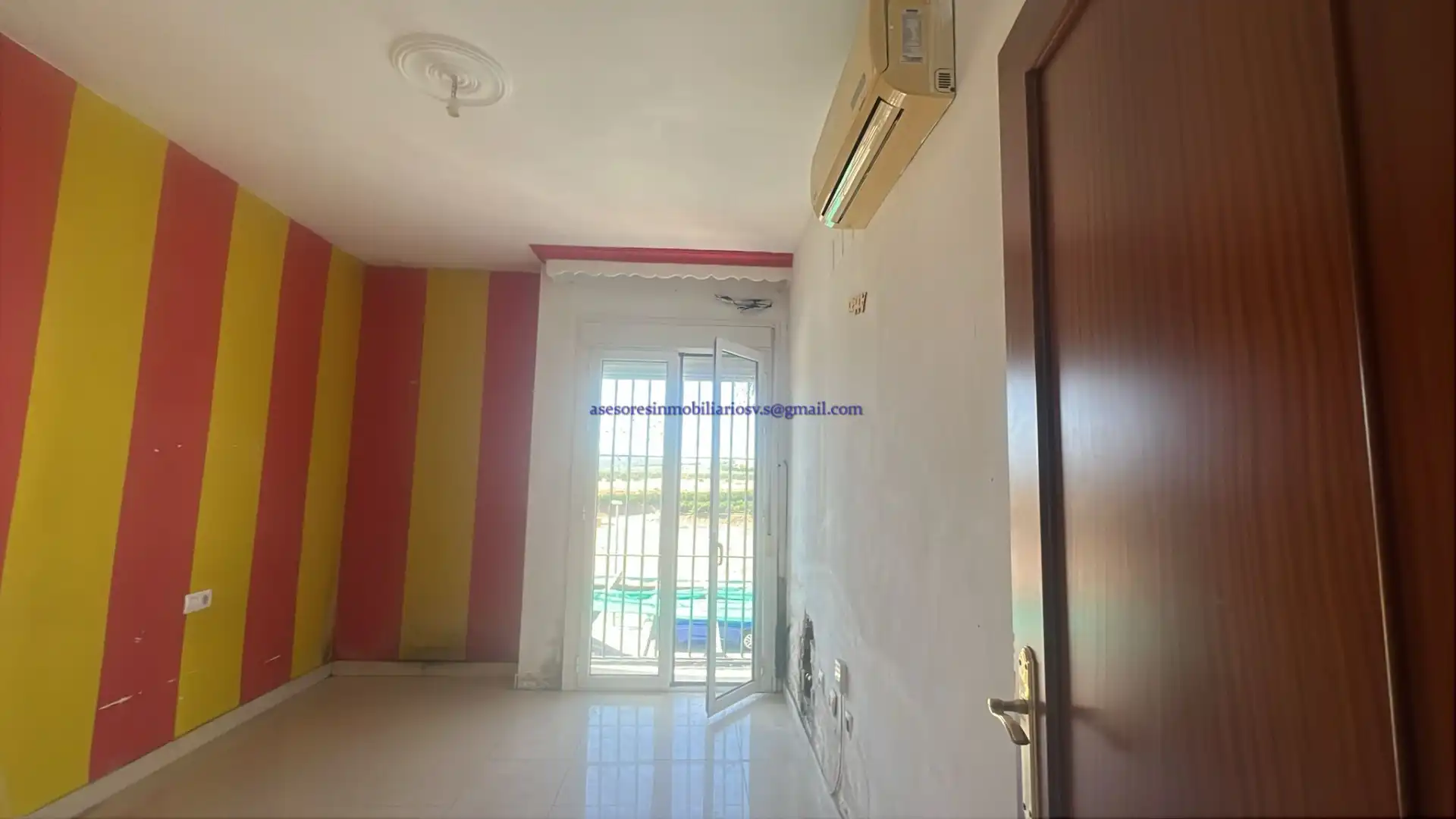 Schlafzimmer von Einfamilien-Reihenhaus zum Verkauf in Cantillana mit Balkon
