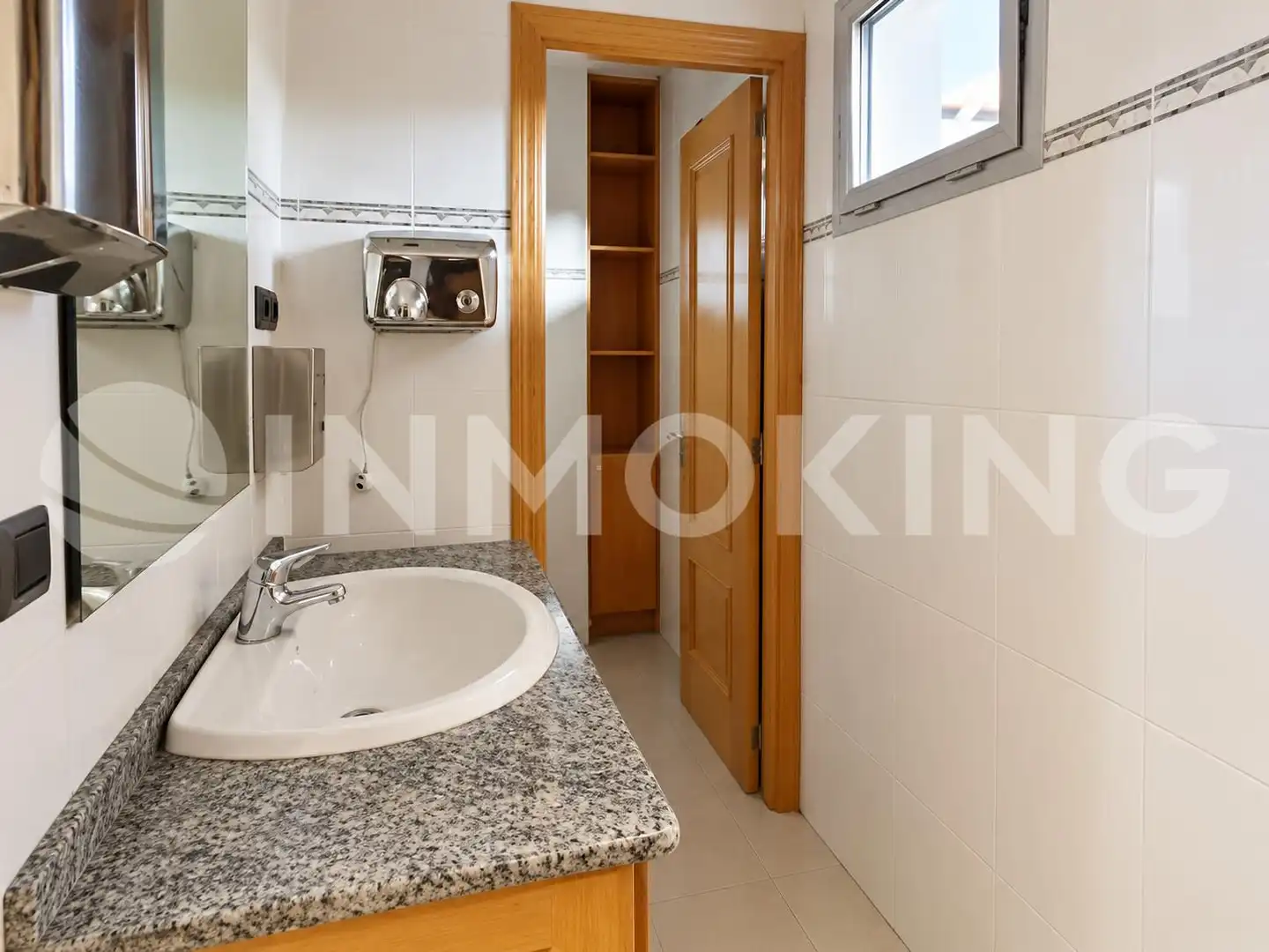 Badezimmer von Fabrikhallen zur Miete in Campanar