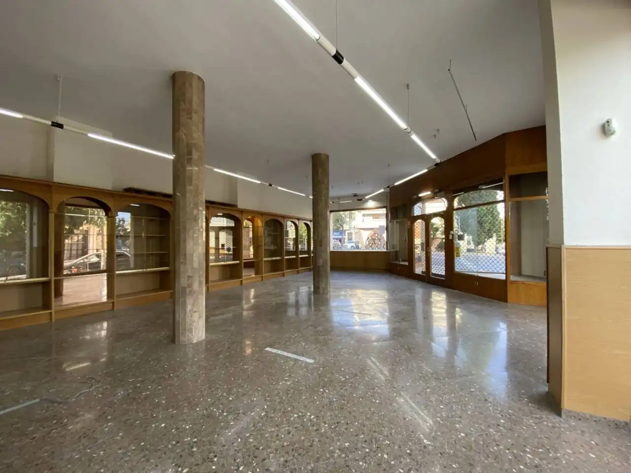 Local comercial de lloguer a Plaza PAU CASALS
