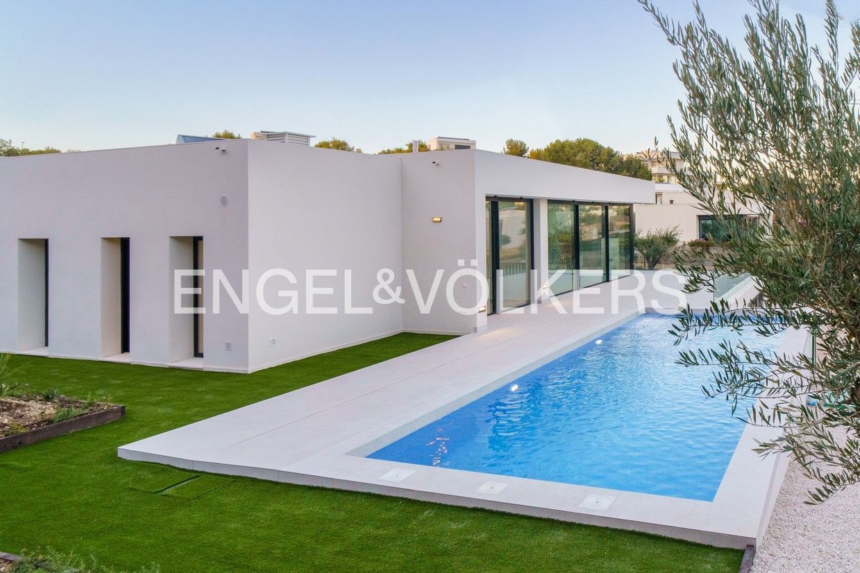 Swimming pool of Country house for sale in Orihuela  with Air Conditioner, Heating and Private garden