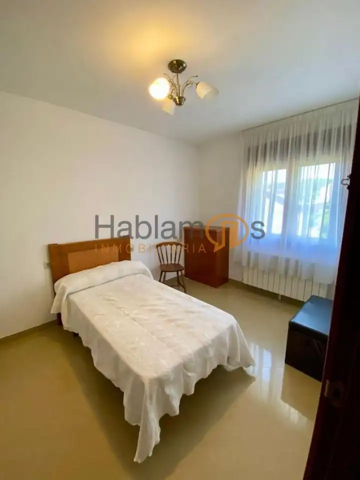 Habitación de Casa o chalet en venta en Vilagarcía de Arousa con Calefacción, Jardín privado y Trastero