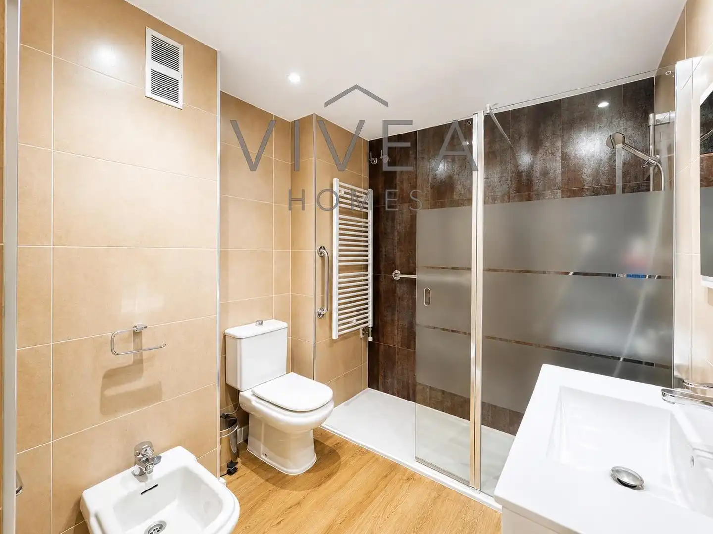 Bathroom of Flat for sale in Sabadell  with Air Conditioner, Heating and Parquet flooring
