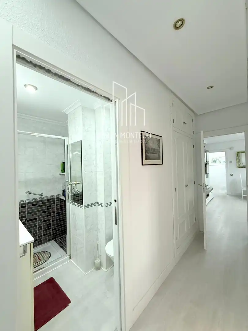 Bathroom of Flat for rent in Salamanca  with Heating, Terrace and Furnished