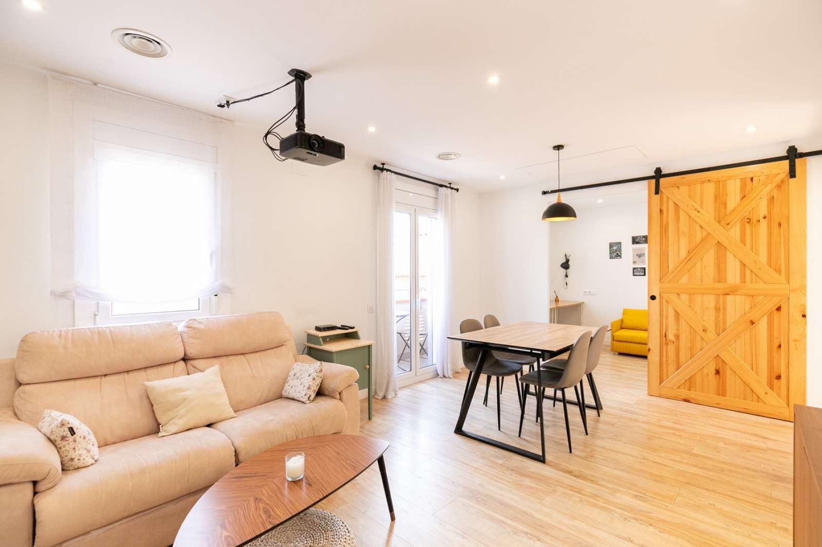 Living room of Apartment to share in  Barcelona Capital  with Air Conditioner and Terrace