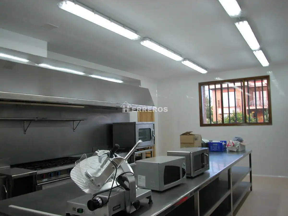 Local comercial en venda a EDUARDO FERNANDEZ BALMASEDA, imagen 2